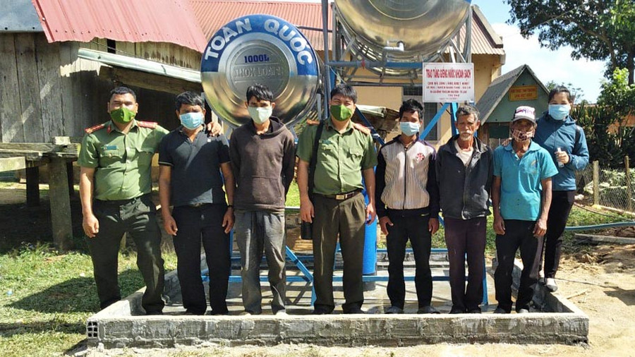 Bàn giao công trình giếng nước sạch cho người dân làng Kret Krot. Ảnh: A Ma Vân