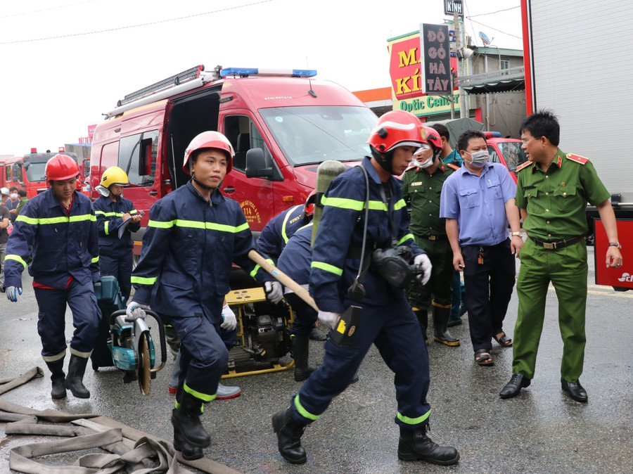 Đội phá tường chuyên nghiệp từ thành phố Hồ Chí Minh được tăng cường đến vụ cháy quán Karaoke ở Bình Dương tham gia cứu hộ tìm kiếm nạn nhân. Ảnh: Chí Tưởng -TTXVN