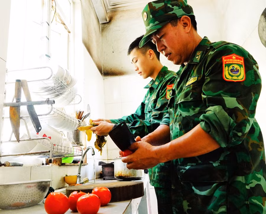 Những quả cà chua dập mang từ đất liền ra, được bộ đội chế biến thành món kho, do ngoài đảo thiếu thốn đồ ăn. Ảnh: Mai Thanh Hải