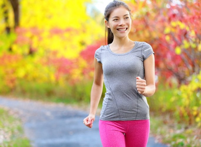 Đung đưa cánh tay là điều cần thiết trong quá trình đi bộ, hãy đánh tay nhẹ nhàng. Ảnh: Shutterstock