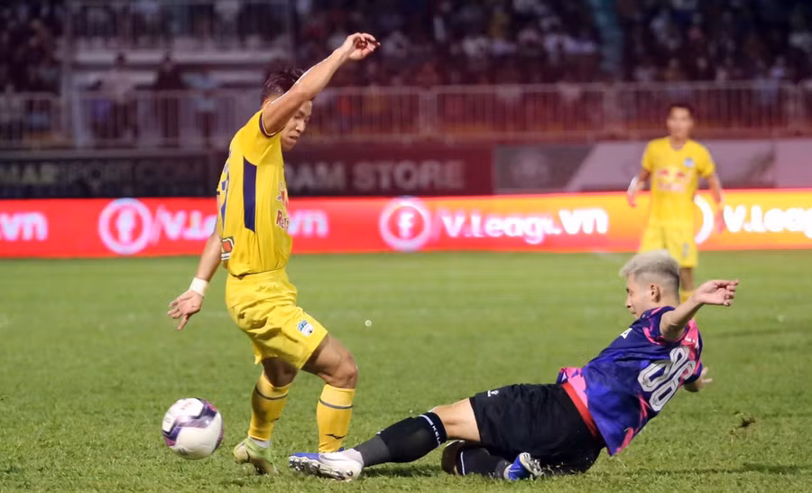 Sài Gòn FC (phải) đã chơi nỗ lực đến những giây cuối cùng để kiếm 1 điểm. Ảnh: Văn Ngọc