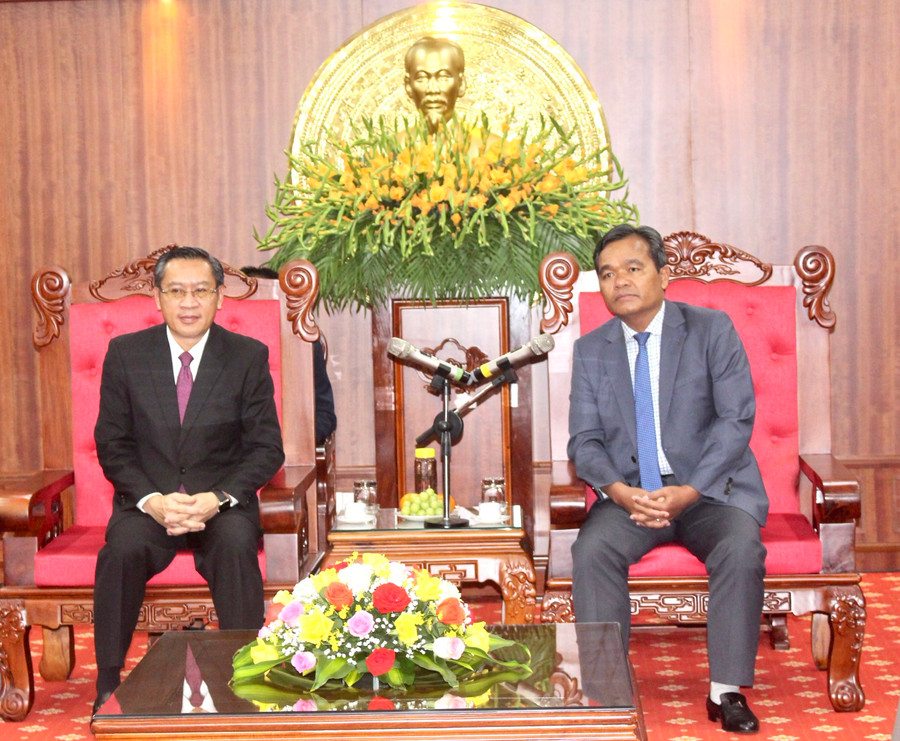 Bí thư Tỉnh ủy Hồ Văn Niên (bìa phải) thông tin tình hình kinh tế, chính trị, xã hội của tỉnh Gia Lai với đồng chí Phô Xay XayYaSone-Bí thư Tỉnh ủy, Tỉnh trưởng tỉnh Salavan. Ảnh: Phan Lài