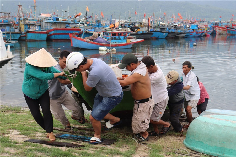 Triệt để đưa tàu thuyền lên bờ, neo đậu an toàn để chống bão. Ảnh: Nguyễn Linh