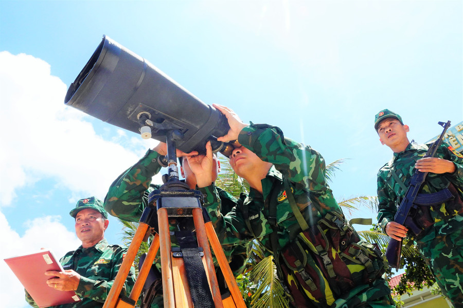 Cán bộ, chiến sĩ Trạm kiểm soát biên phòng Hạ Mai (Đồn biên phòng Ngọc Vừng, Bộ đội Biên phòng Quảng Ninh) theo dõi phát hiện tàu nước ngoài hoạt động trái phép trên vùng biển tiếp giáp khu vực biển Vân Đồn, kịp thời báo cáo và thực hiện nhiệm vụ xua đuổi, bảo vệ chủ quyền. Ảnh: M.T.H 