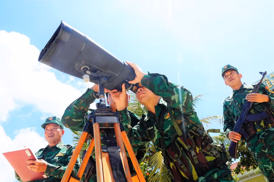 Cán bộ, chiến sĩ Trạm kiểm soát biên phòng Hạ Mai (Đồn biên phòng Ngọc Vừng, Bộ đội Biên phòng Quảng Ninh) theo dõi phát hiện tàu nước ngoài hoạt động trái phép trên vùng biển tiếp giáp khu vực biển Vân Đồn, kịp thời báo cáo và thực hiện nhiệm vụ xua đuổi, bảo vệ chủ quyền. Ảnh: M.T.H 