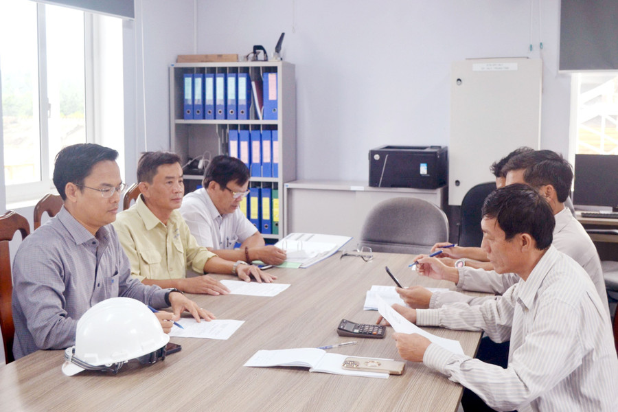 Ông Đoàn Tiến Cường (bìa trái thứ nhất) nghe lãnh đạo phân xưởng Thủy Công của Công ty báo cáo về phòng chống bão số 4. Ảnh. Đông Quân