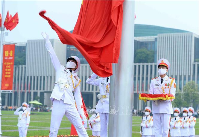 Đúng 6h, khi Quốc ca vang lên, người lính tung cờ và lá Quốc kỳ được kéo lên cột cờ cao 29 m. Đúng 6h, khi Quốc ca vang lên, người lính tung cờ và lá Quốc kỳ được kéo lên cột cờ cao 29 m.
