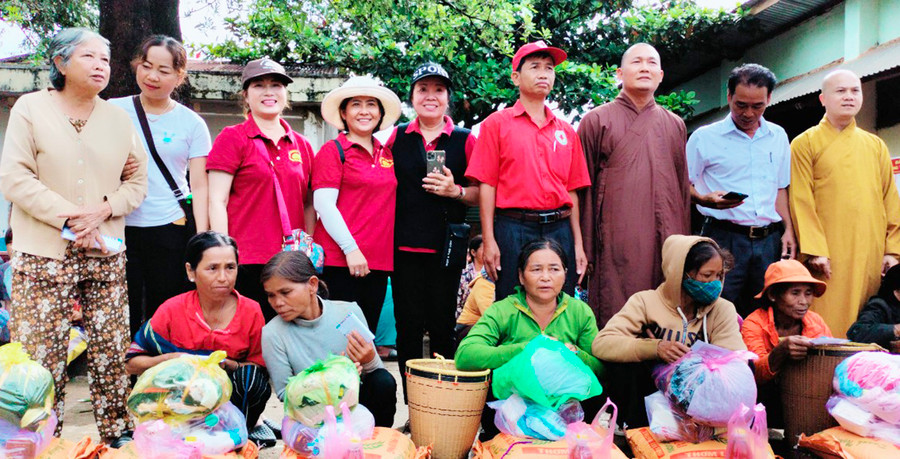 Đoàn công tác tặng quà cho người nghèo, khó khăn xã Dun, huyện Chư Sê. Ảnh: Phấn Tiến Đoàn công tác tặng quà cho người nghèo, khó khăn xã Dun, huyện Chư Sê. Ảnh Phấn Tiến