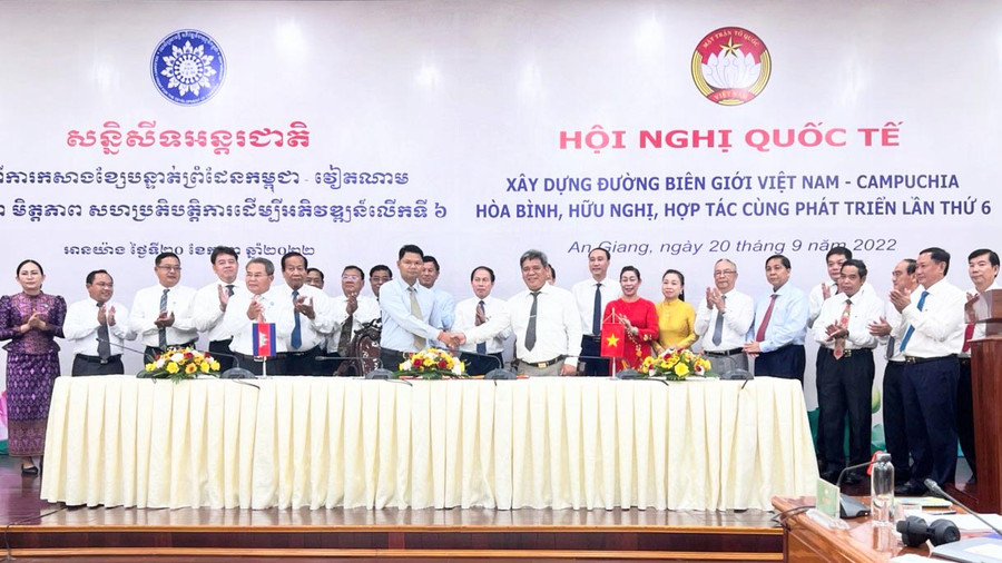 Chủ tịch Uỷ ban MTTQ Việt Nam tỉnh Gia Lai Hồ Văn Điềm và ông Moung Pang, Phó Chủ tịch MTĐKPTTQ Campuchia tỉnh Ratanakiri ký kết giao ước thi đua giai đoạn 2022-2025. Ảnh: Lê Đại