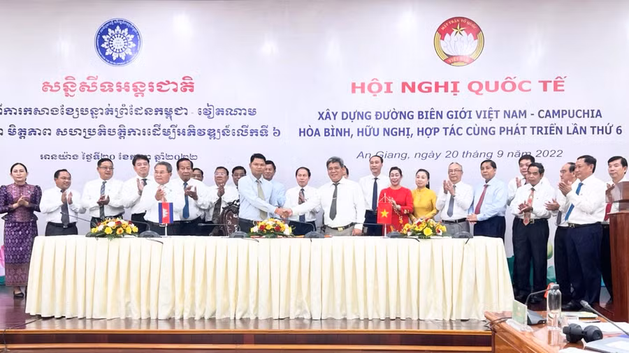 Chủ tịch Uỷ ban MTTQ Việt Nam tỉnh Gia Lai Hồ Văn Điềm và ông Moung Pang, Phó Chủ tịch MTĐKPTTQ Campuchia tỉnh Ratanakiri ký kết giao ước thi đua giai đoạn 2022-2025. Ảnh: Lê Đại