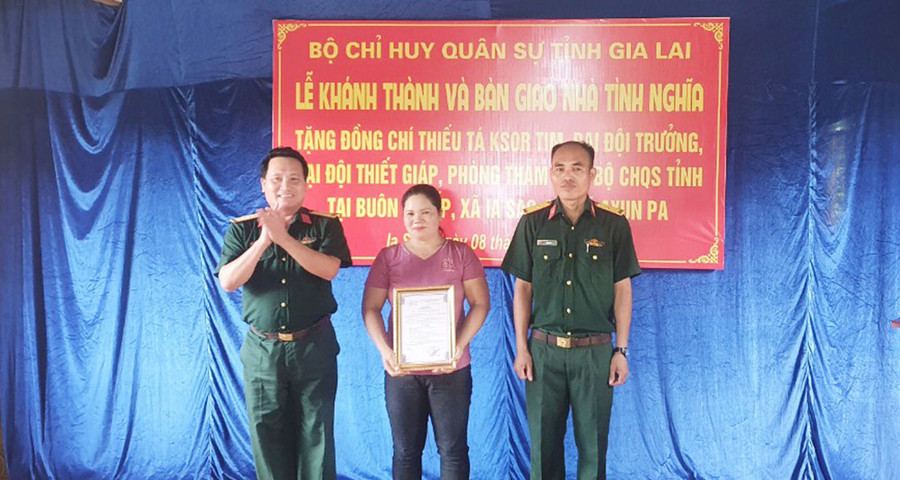 Đại tá Phạm Mạnh Hùng-Phó Chính ủy Bộ Chỉ huy Quân sự tỉnh (bìa trái) trao quyết định trao nhà đồng đội cho gia đình Thiếu tá Ksor Tim. Ảnh: Huy Bắc Đại tá Phạm Mạnh Hùng-Phó Chính ủy Bộ CHQS tỉnh trao quyết định trao nhà đồng đội cho gia đình Thiếu tá Ksor Tim. Ảnh: Huy Bắc
