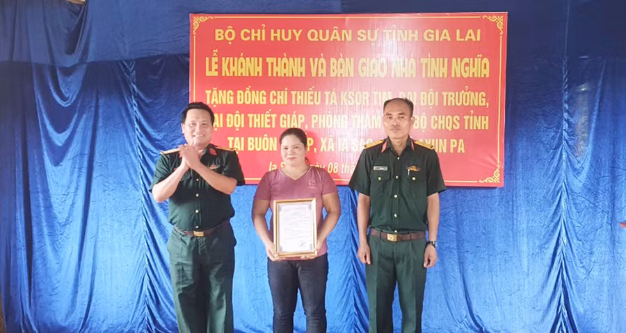  Đại tá Phạm Mạnh Hùng-Phó Chính ủy Bộ CHQS tỉnh trao quyết định trao nhà đồng đội cho gia đình Thiếu tá Ksor Tim. Ảnh: Huy Bắc