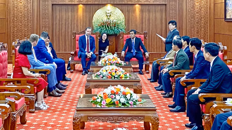 Đồng chí Hồ Văn Niên-Ủy viên Ban Chấp hành Trung ương Đảng, Bí thư Tỉnh ủy, Chủ tịch Hội đồng nhân dân tỉnh tiếp các nhà đầu tư nước ngoài đến tìm cơ hội đầu tư tại Gia Lai. Ảnh: Hà Duy