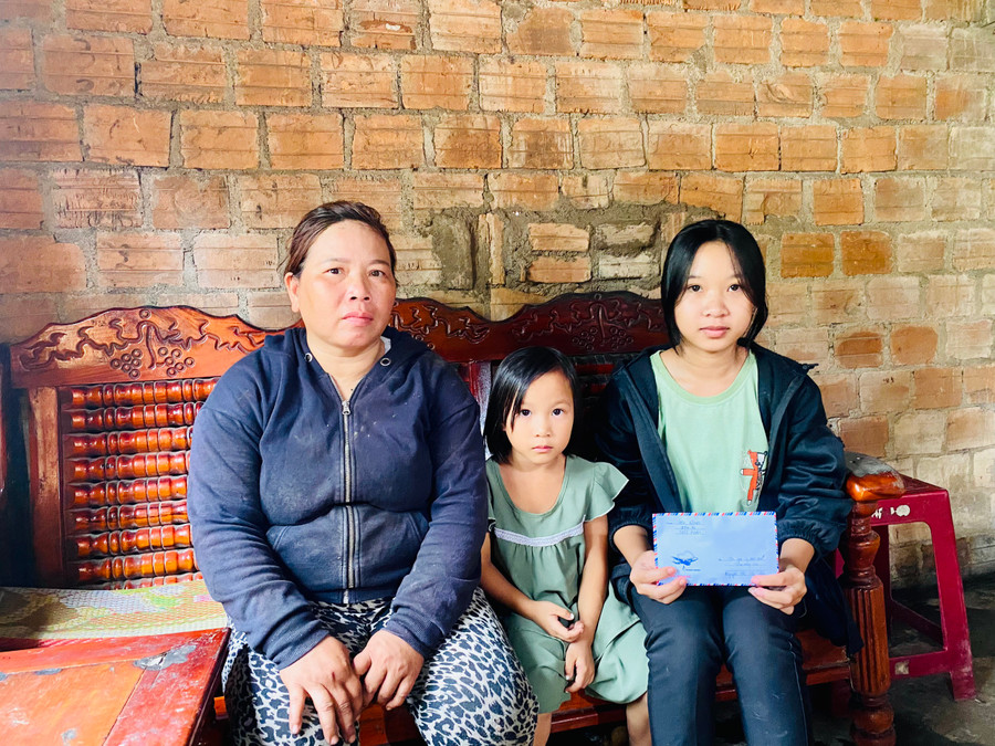 Em Nguyễn Thị Thu Thủy (bìa phải, Trường THPT Trần Hưng Đạo, huyện Mang Yang) được nhận học bổng Bền bỉ Việt Nam. Ảnh: Phan Lài Em Nguyễn Thị Thu Thủy (bìa phải, Trường THPT Trần Hưng Đạo, huyện Mang Yang) được nhận học bổng Bền bỉ Việt Nam. Ảnh Phan Lài