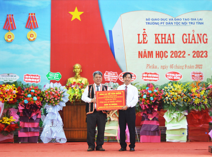 Chủ tịch Ủy ban MTTQ Việt Nam tỉnh Hồ Văn Điềm tặng tivi cho nhà trường Phổ thông Dân tộc Nội trú tỉnh. Ảnh: Anh Huy