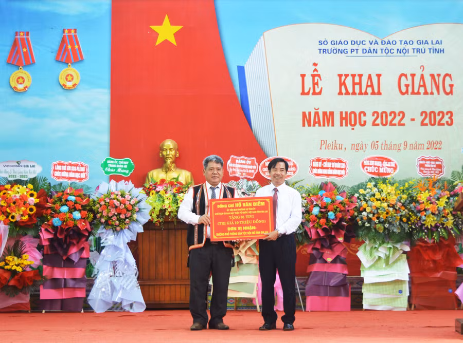 Chủ tịch Ủy ban MTTQ Việt Nam tỉnh Hồ Văn Điềm tặng tivi cho nhà trường Phổ thông Dân tộc Nội trú tỉnh. Ảnh: Anh Huy