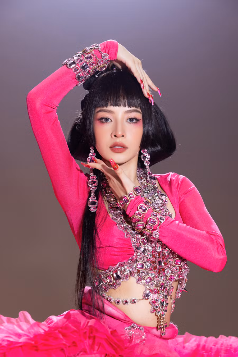 Hứa Kim Tuyền đánh giá cao tinh thần làm việc của Chi Pu. Ảnh: NVCC