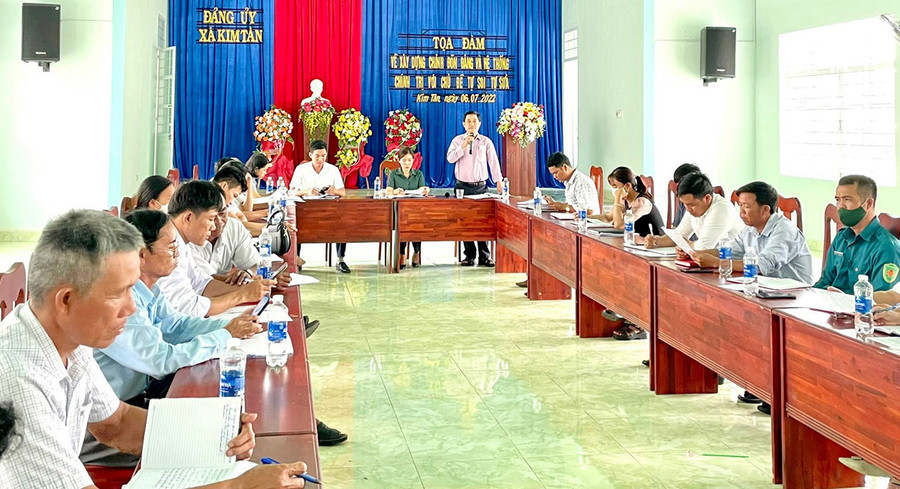  Đảng ủy xã Kim Tân (huyện Ia Pa) tổ chức tọa đàm về xây dựng, chỉnh đốn Đảng và hệ thống chính trị với chủ đề “Tự soi, tự sửa”. Ảnh: V.C