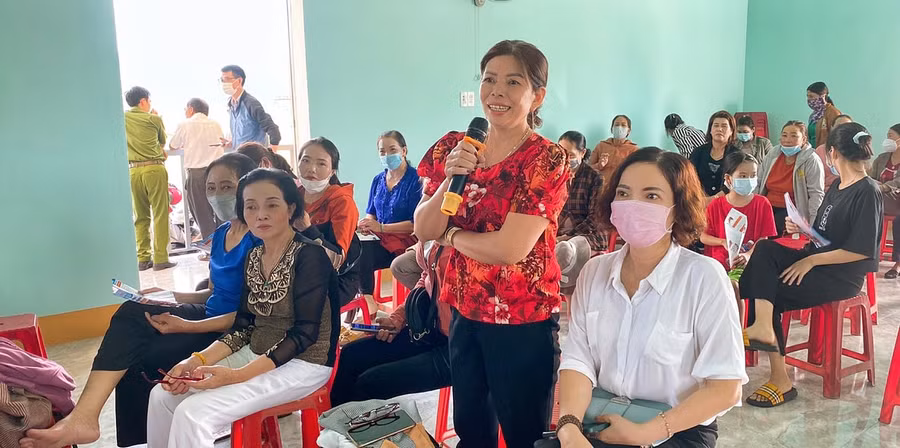 Hội viên phụ nữ trả lời câu hỏi trắc nghiệm về kiến thức pháp luật. Ảnh: Hoàng Ngọc 