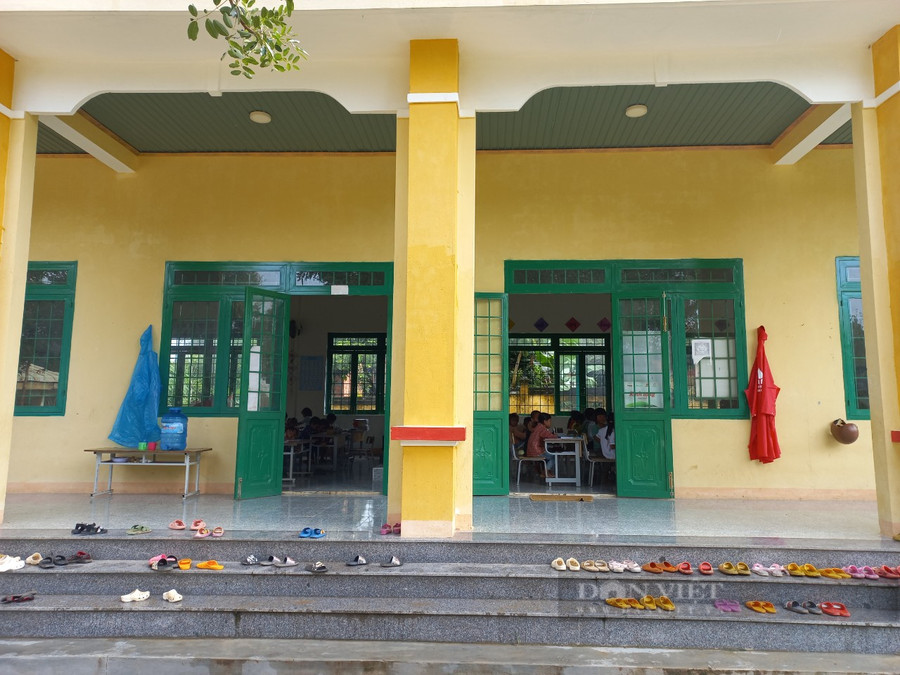 Hai phòng học tại điểm trường thôn Kơ Tol thuộc Trường Tiểu học Trần Quốc Toản (xã Hơ Moong, huyện Sa Thầy, tỉnh Kon Tum) do Báo Nông Thôn Ngày Nay/Báo Điện tử Dân Việt đã phối hợp Quỹ Thiện tâm (Tập đoàn Vingroup) bàn giao vào năm 2020. Ảnh: H.L