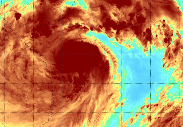 Bão số 4 (bão NORU) giật trên cấp 17 tiến nhanh vào các tỉnh Trung Trung Bộ. Ảnh Hải quân Mỹ