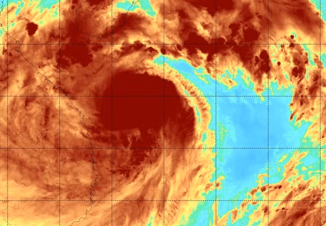 Bão số 4 (bão NORU) giật trên cấp 17 tiến nhanh vào các tỉnh Trung Trung Bộ. Ảnh Hải quân Mỹ