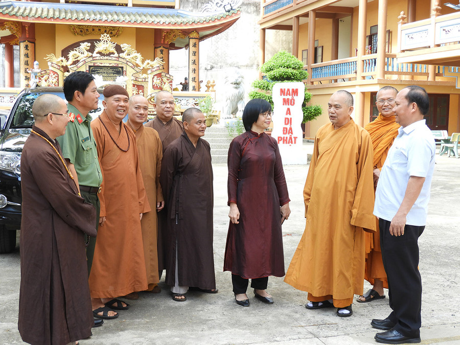 Phó Bí thư Tỉnh ủy Rah Lan Chung (bìa phải) và đoàn công tác của tỉnh chúc mừng Ban Trị sự Giáo hội Phật giáo Việt Nam tỉnh nhân dịp Đại lễ Phật đản năm 2022. Ảnh: Thanh Nhật Tỉnh ủy Rah Lan Chung (bìa phải) và đoàn công tác của tỉnh chúc mừng Ban Trị sự Giáo hội Phật giáo Việt Nam tỉnh nhân dịp Đại lễ Phật đản năm 2022. Ảnh: Thanh Nhật