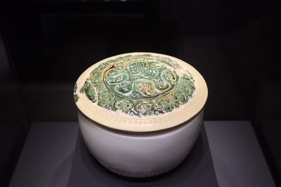  Nắp hộp men xanh lục trang trí nổi hình rồng và văn mây, thời nhà Lý (thế kỷ XI-XII).