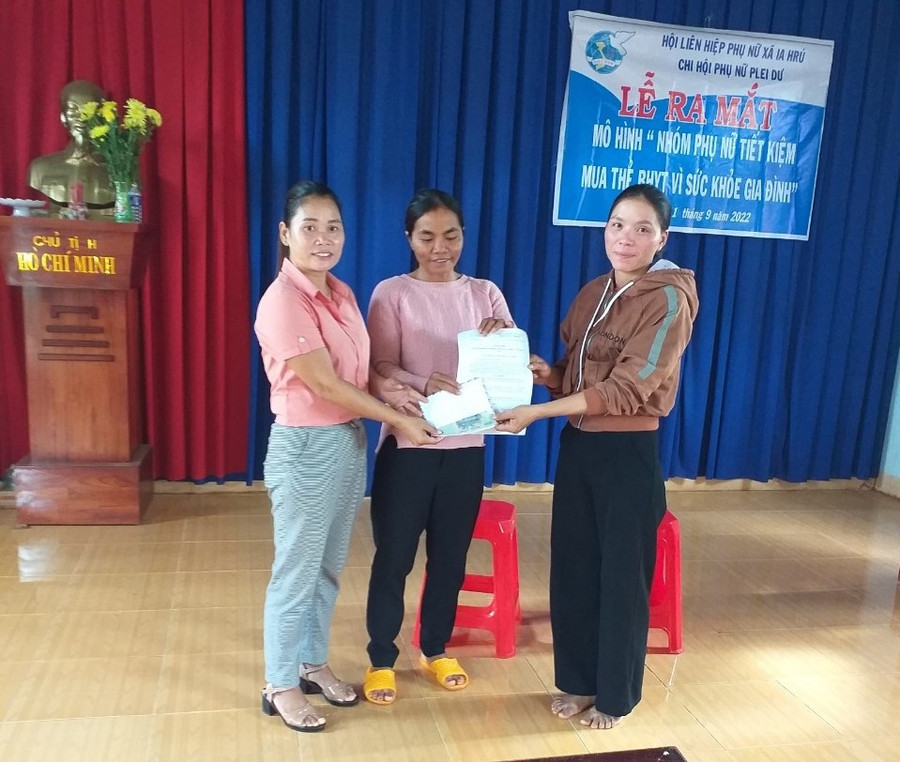 Ra mắt mô hình "Nhóm phụ nữ tiết kiệm mua thẻ BHYT vì sức khỏe gia đình". Ảnh: ANH HUY Ra mắt mô hình