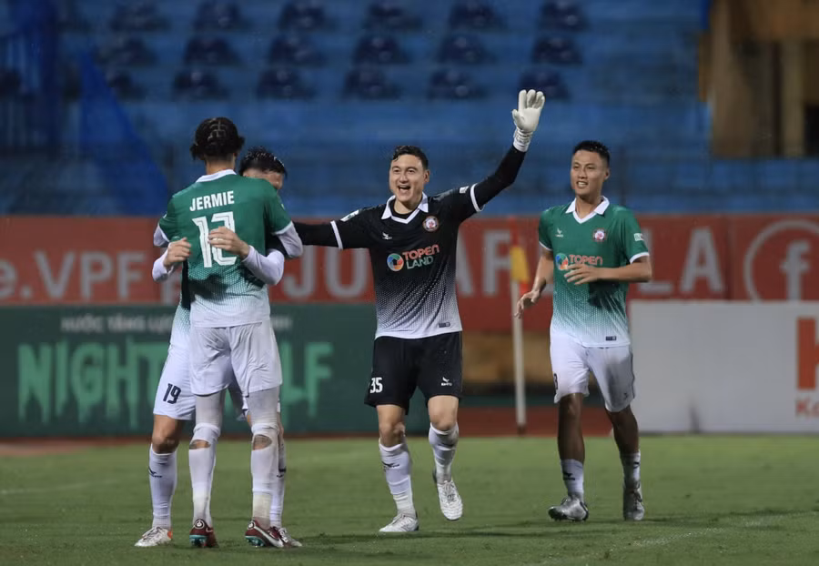 Đặng Văn Lâm trở thành người hùng của Bình Định trong trận bán kết Cup Quốc Gia. Ảnh: Minh Dân