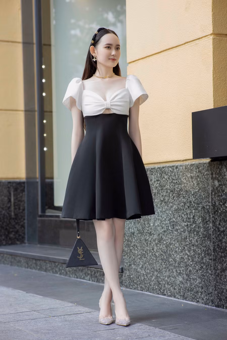 Chi tiết cut out được tiết chế để giữ vẻ đẹp nữ tính và dễ thương cho người mặc.