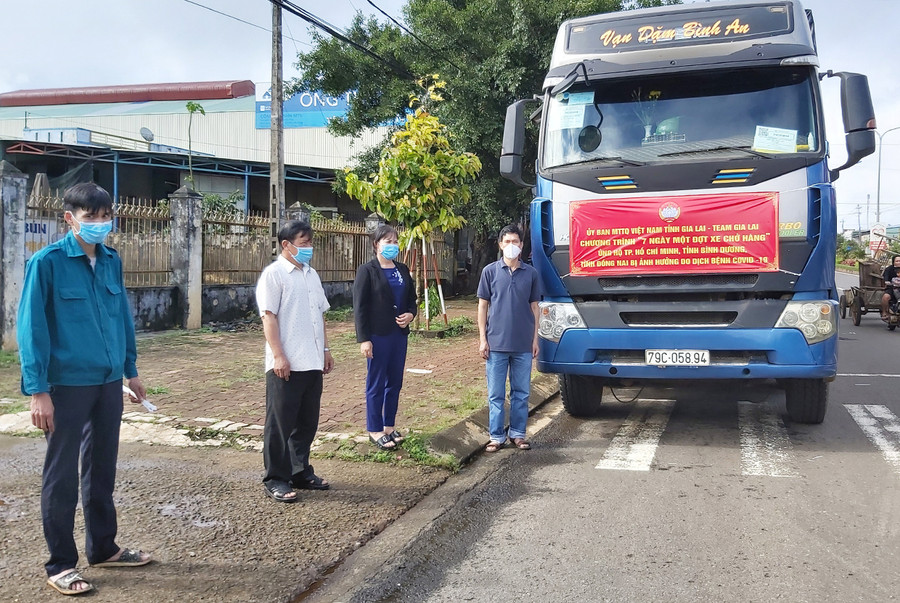 Xe chở hàng ủng hộ người dân bị ảnh hưởng bởi dịch Covid-19 và vận chuyển miễn phí hàng hóa thiết yếu đi TP. Hồ Chí Minh. Ảnh: Ngọc Anh Xe chở hàng ủng hộ người dân bị ảnh hưởng bởi dịch Covid-19 và vận chuyển miễn phí hàng hóa thiết yếu đi TP. Hồ Chí Minh. Ảnh: Ngọc Anh