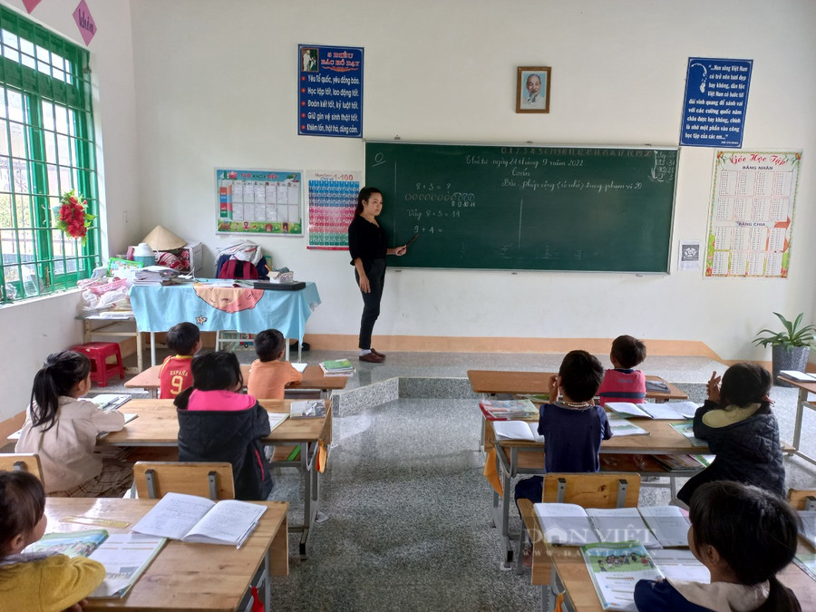 Cô trò điểm trường Kơ Tol yên tâm dạy và học trong phòng học mới khang trang, đầy đủ cơ sở vật chất. Ảnh: H.L