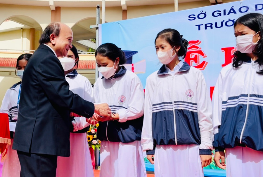 Ông Nguyễn Đình Tiến-Tỉnh ủy viên, Giám đốc Sở Nội vụ trao học bổng cho các em học sinh nghèo vượt khó tại Trường THPT Trần Hưng Đạo (thị trấn Kon Dỡng, huyện Mang Yang). Ảnh: Vũ Thảo