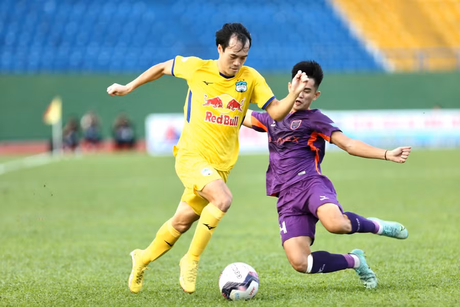 Văn Toàn với tốc độ đi bóng và sự nhiệt huyết là biểu tượng hùng hồn của CLB HAGL. Ảnh: Khả Hòa