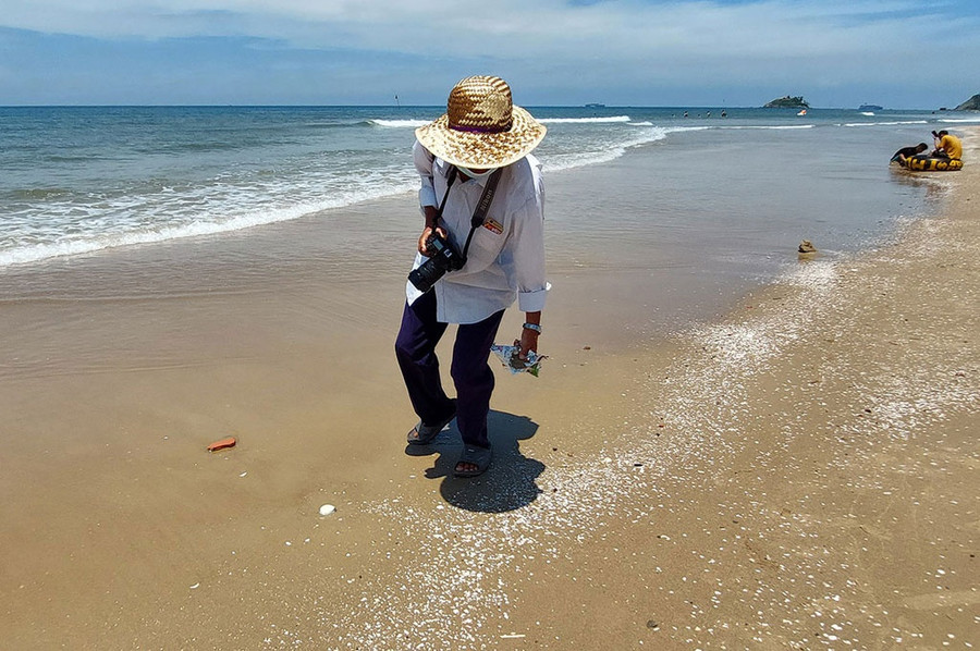 Một thợ ảnh thường xuyên nhặt mảnh chai, vật nhọn tại khu vực Bãi Sau, vì lo ngại du khách đạp trúng