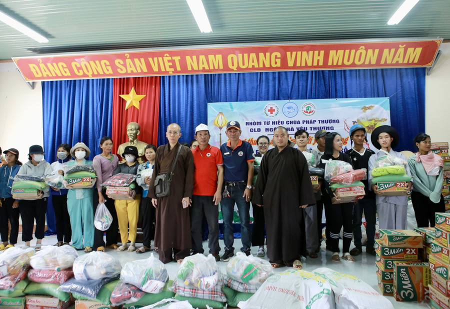Đại diện Câu lạc bộ Ngôi nhà yêu thương Gia Lai và Nhóm Từ hiếu Chùa Pháp Thường trao quà đến người dân. Ảnh Như Nguyện