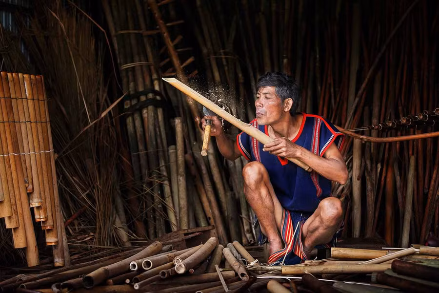  Một tác phẩm trong bộ ảnh “Rơ Chăm Tih-giữ hồn âm nhạc Tây Nguyên” của Nghệ sĩ Nhiếp ảnh Nguyễn Linh Vinh Quốc.