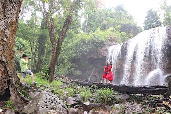 Thác Hang Dơi (thị trấn Kbang, huyện Kbang) thu hút khách du lịch đến tham quan trong ngày đầu của kỳ nghỉ lễ Quốc khánh. Ảnh: Ngọc Minh
