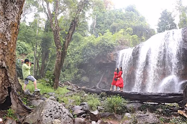Thác Hang Dơi (thị trấn Kbang, huyện Kbang) thu hút khách du lịch đến tham quan trong ngày đầu của kỳ nghỉ lễ Quốc khánh. Ảnh: Ngọc Minh