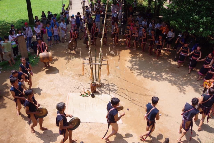 Homestay A Ngưi (xã Kông Lơng Khơng, huyện Kbang) trình diễn cồng chiêng phục vụ khách du lịch trong kỳ nghỉ lễ Quốc khánh. Ảnh: Đơn vị cung cấp