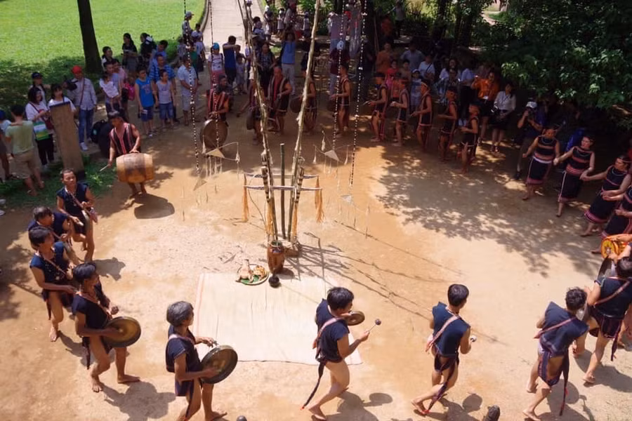 Homestay A Ngưi (xã Kông Lơng Khơng, huyện Kbang) trình diễn cồng chiêng phục vụ khách du lịch trong kỳ nghỉ lễ Quốc khánh. Ảnh: Đơn vị cung cấp