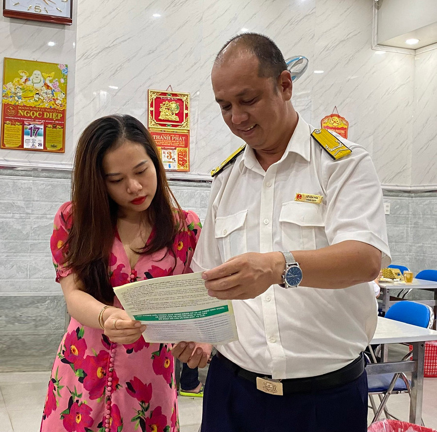  Cán bộ Chi cục Thuế TP. Pleiku tuyên truyền về chương trình “Hóa đơn may mắn” cho hộ kinh doanh trên địa bàn. Ảnh: Sơn Ca