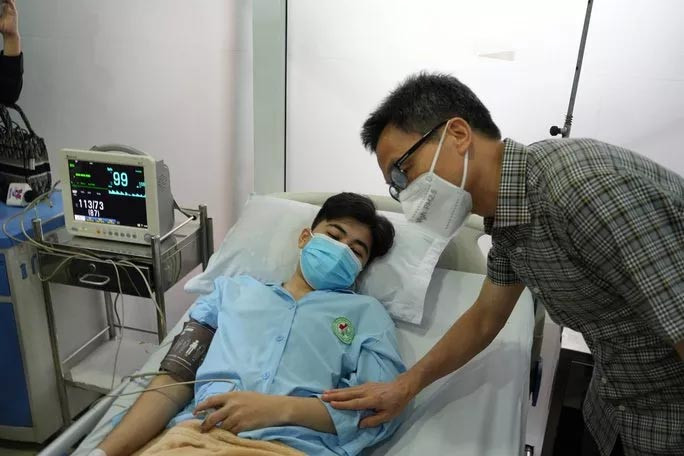 Phó Thủ tướng Vũ Đức Đam hỏi thăm sức khỏe nạn nhân đang điều trị tại bệnh viện