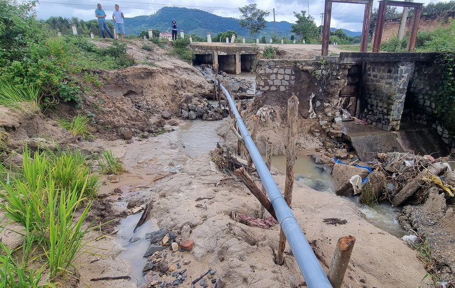 Công trình đập Lò Than (xã Ayun) bị hư hỏng nặng. Ảnh: Hà Phương