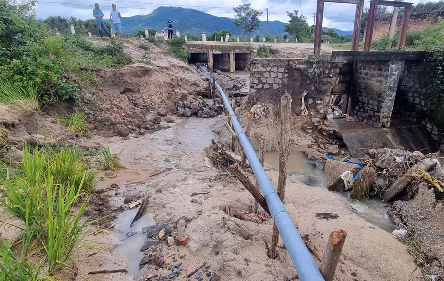 Công trình đập Lò Than (xã Ayun) bị hư hỏng nặng. Ảnh: Hà Phương