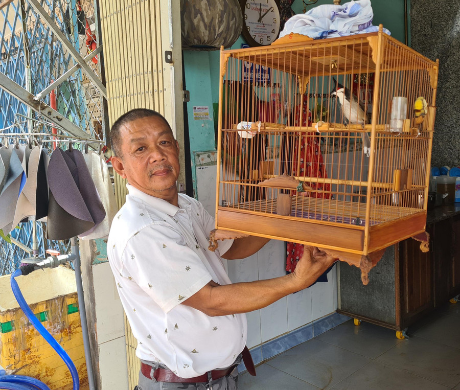 Chiếc lồng làm từ tre già được ông Nguyễn Tiến Sơn (tổ 2, phường Hội Phú, TP. Pleiku) đặt mua dành cho chú chim chào mào quý của mình. Ảnh: Ngọc Sang Chiếc lồng làm từ tre già được ông Nguyễn Tiến Sơn (tổ 2, phường Hội Phú) đặt mua dành cho chú chim chào mào quý của mình. Ảnh: Ngọc Sang