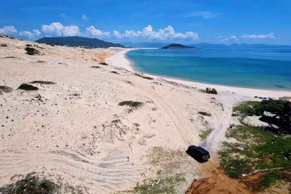Khu vực đồi cát Đầm Môn, xã Vạn Thạnh, huyện Vạn Ninh nơi sẽ diên ra giải đua xe. Ảnh: XUÂN HƯỚNG/Báo Văn Hóa