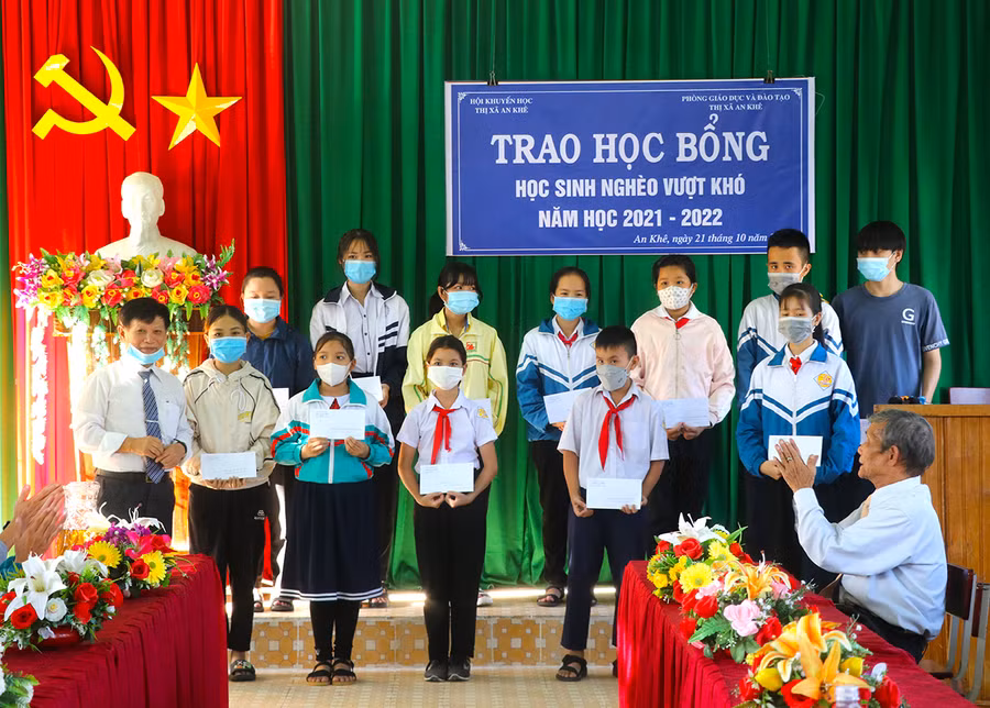Hội Khuyến học thị xã An Khê trao tặng học bổng cho học sinh nghèo vượt khó. Ảnh: Ngọc Minh