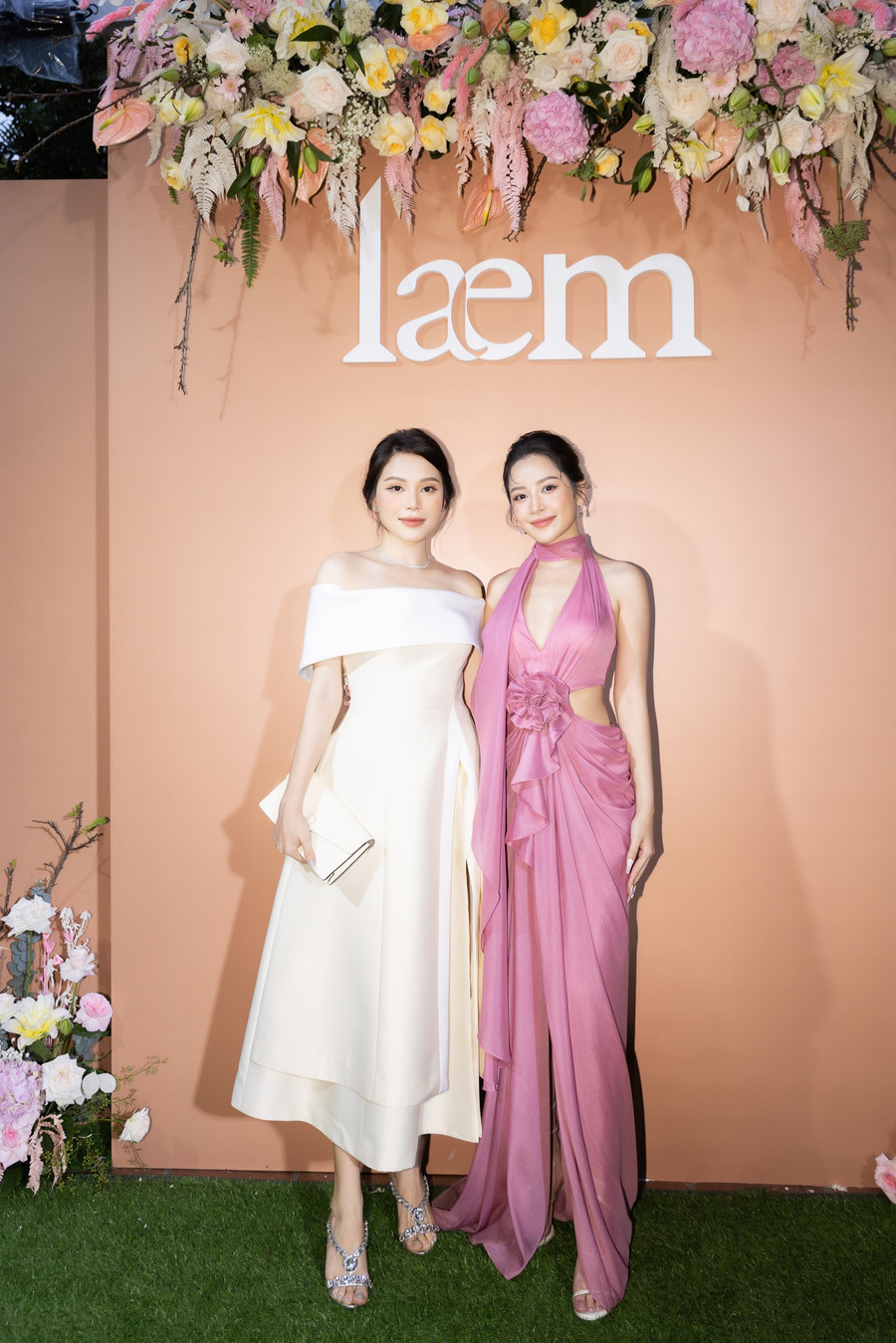 Hot girl Linh Rin nhẹ nhàng trong set đồ màu trắng, khoe vai trần gợi cảm. Không cần quá cầu kì nhưng thần thái và vẻ ngoài xinh đẹp của Linh Rin giúp cô không lép vế khi đứng cạnh Chi Pu